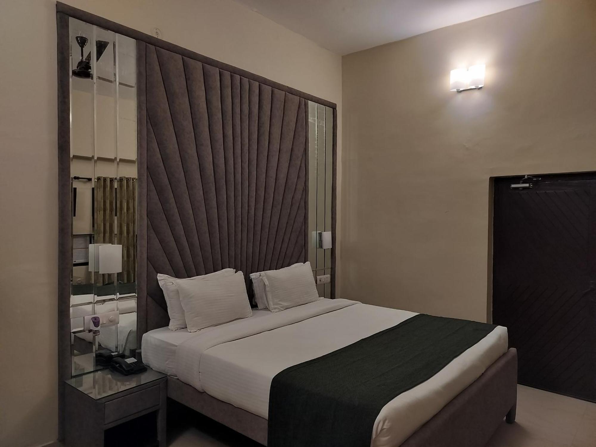 Bel-La Monde Hotel "Riverside" - Jim Corbett Garjia Buitenkant foto